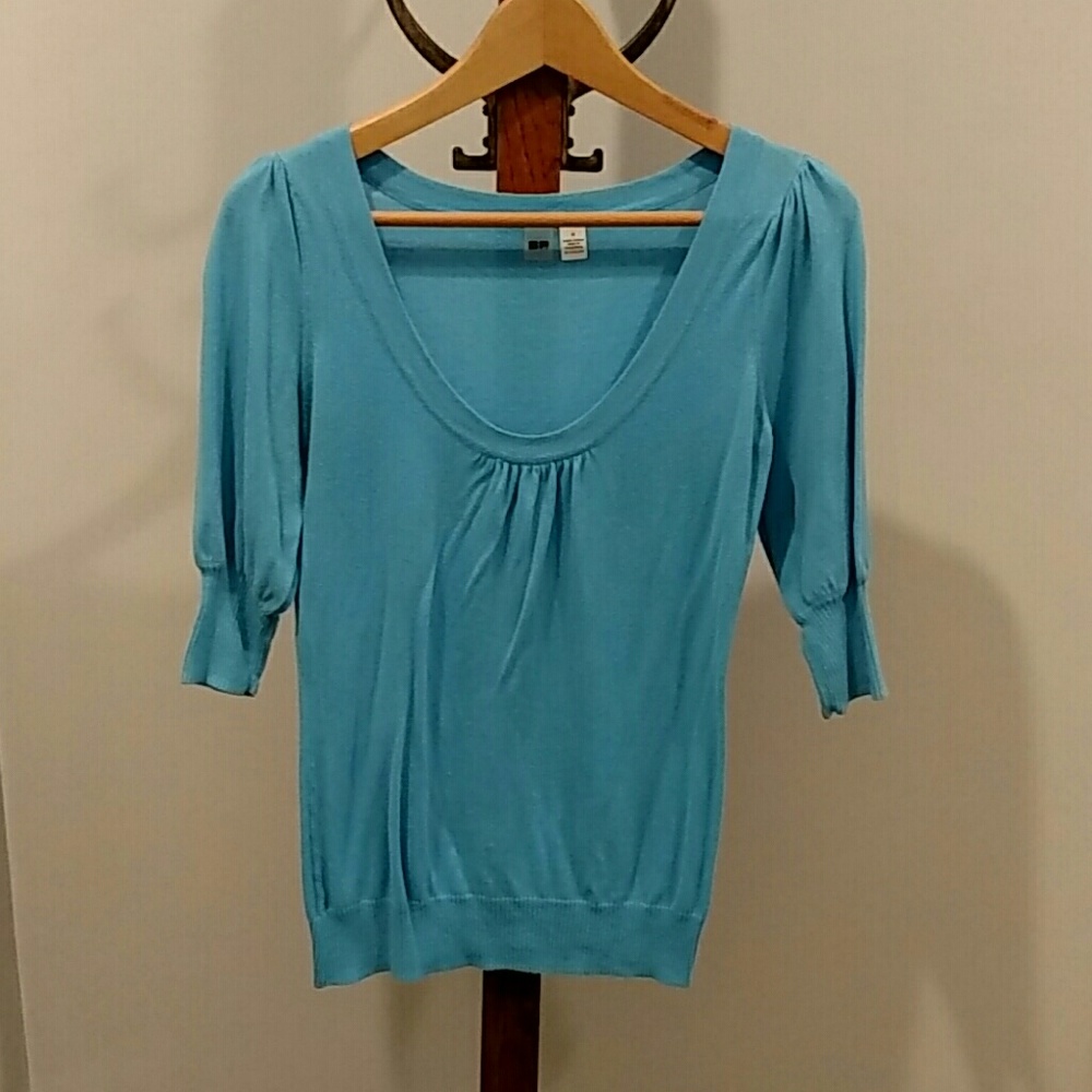 3/4 sleeved scoop neck sweater